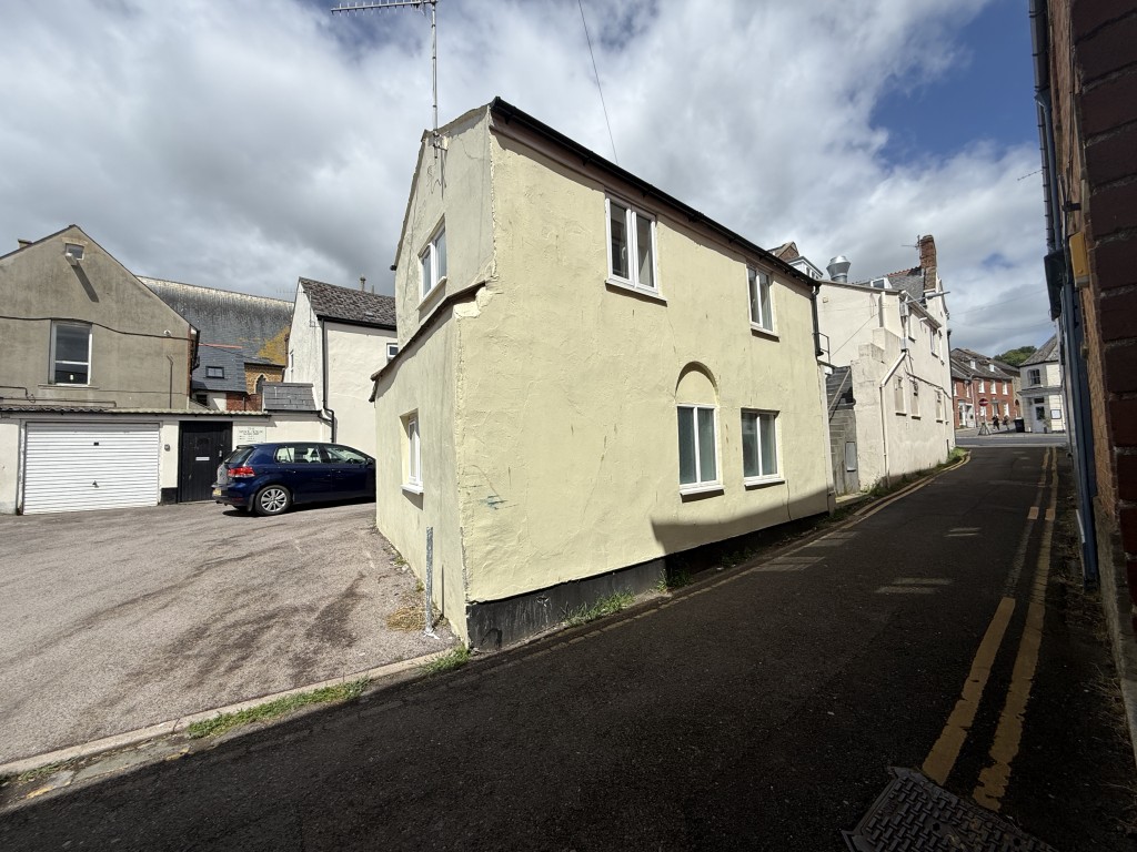 Lot: 126 - ONE-BEDROOM COTTAGE FOR UPDATING - General view of the rear roadside of the property